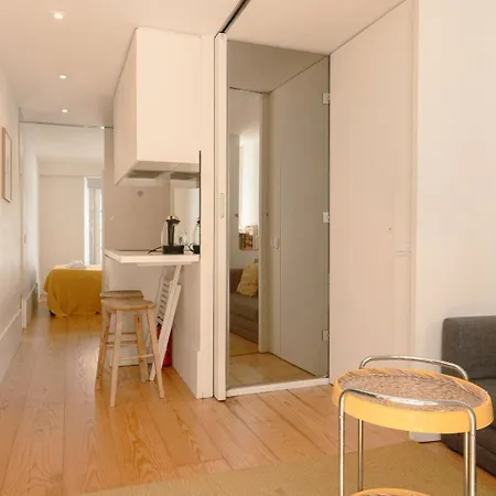 Cozy 1br, Private Terrace & Pool - Estrela | By Airnest شقة Lisboa