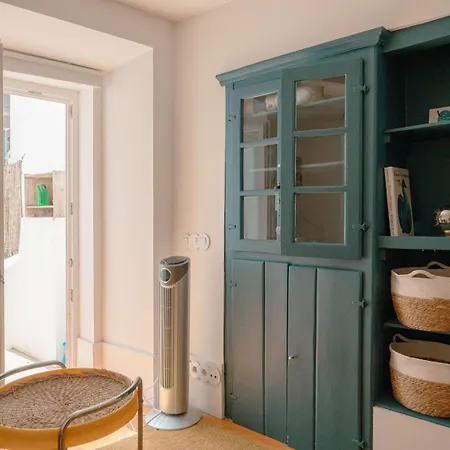 Cozy 1br, Private Terrace & Pool - Estrela | By Airnest リスボン