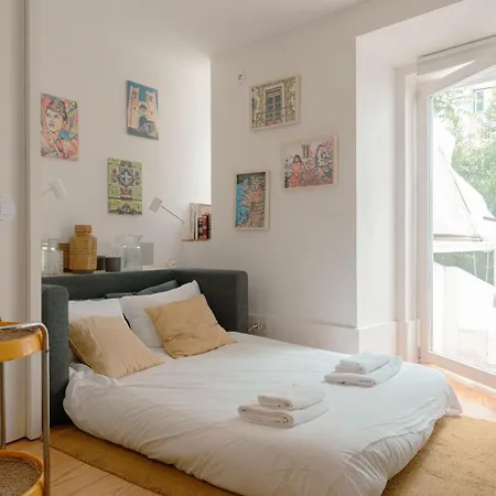 Apartment Cozy 1br, Private Terrace & Pool - Estrela | By Airnest Lisbon