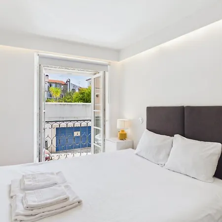 Cozy 1br, Private Terrace & Pool - Estrela | By Airnest ליסבון